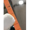 Konsola glamour srebrna, nowoczesna, blat biały marmur, do przedpokoju LV COLLECTION OUTLET w stylowej aranżacji sklepu dekoracyjnego. Meble na zamówienie od Primavera Home.
