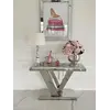 Konsola glamour srebrna, nowoczesna, blat biały marmur, do przedpokoju LV COLLECTION OUTLET w ciepłym świetle. Aranżacja nowoczesnego wnętrza od Primavera Home.