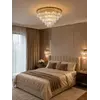 Kryształowy żyrandol przysufitowy glamour plafon nowoczesny złoty GLAMOUR w aranżacji nowoczesnego salonu. Detal wykończenia od Primavera Home.