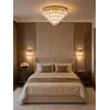 Ekspozycja kryształowego żyrandola przysufitowego glamour plafon nowoczesny złoty GLAMOUR w showroomie. Meble na zamówienie od Primavera Home.