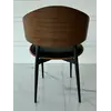 Designerskie Krzesło Wing – Drewno i Czarny Stelaż w kawiarni. Ekspozycja w salonie od Primavera Home.