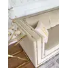 Sofa w typowej aranżacji, świetnie eksponująca zalety nowoczesnego designu. Ekspozycja w salonie od Primavera Home.