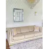 Sofa stylizowana z dodatkami dekoracyjnymi, tworzącymi harmonijną całość. Meble na zamówienie od Primavera Home.