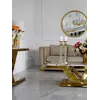 Widok z góry na sofę z funkcją spania, ukazujący jej elegancki kształt. Ekspozycja w salonie od Primavera Home.