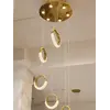 Zbliżenie na żyrandol, ukazujące jego elegancki design. Tworzy atmosferę luksusu od Primavera Home.