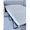 Aksamitny narożnik rozkładany ze złotymi nogami MONACO w aranżacji strefy wypoczynkowej. Meble na zamówienie od Primavera Home.