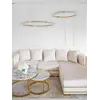 Widok pod kątem na aksamitny narożnik rozkładany ze złotymi nogami MONACO w aranżacji salonu. Ekspozycja od Primavera Home.
