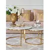 Stolik kawowy okrągły glamour, złoty, biały marmur MARCO GOLD na tle nowoczesnych salonów. Ekspozycja w salonie od Primavera Home.