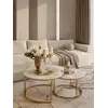 Stolik kawowy okrągły glamour, złoty, biały marmur MARCO GOLD w ekspozycji showroomowej. Ekspozycja w salonie od Primavera Home.