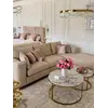 Stolik kawowy okrągły glamour, złoty, biały marmur MARCO GOLD w zbliżeniu, podkreślający jego unikalny design. Aranżacja nowoczesnego wnętrza od Primavera Home.