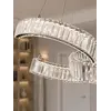 Ekspozycja żyrandola kryształowego COMO Ringi Srebrny w showroomie, idealne oświetlenie do każdego wnętrza od Primavera Home.