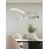 Żyrandol kryształowy COMO Ringi Srebrny w nocnym ujęciu, tworzący nastrojowe oświetlenie wnętrza od Primavera Home.