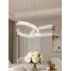 Zbliżenie na elegancki żyrandol kryształowy COMO Ringi Srebrny w nowoczesnym salonie od Primavera Home.