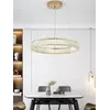 Zbliżenie na szczegóły oświetlenia Żyrandola Kryształowego Złotego Ring Nowoczesnego CRYSTAL od Primavera Home.