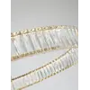 Ekspozycja Żyrandola Kryształowego Złotego Ring Nowoczesnego CRYSTAL w stylizowanym lampionie od Primavera Home.
