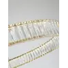 Żyrandol Kryształowy Złoty Ring Nowoczesny CRYSTAL w świetle zmierzchu, idealna oprawa dla stylowego wnętrza. Ekspozycja w salonie od Primavera Home.