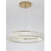 Widok z boku Żyrandola Kryształowego Złotego Ring Nowoczesnego CRYSTAL w nowoczesnym wnętrzu od Primavera Home.