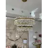 Wariacja na temat Żyrandola Kryształowego Bulgari XL Złoty Dwupoziomowy w przestrzeni. Ekspozycja w salonie od Primavera Home.