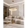 Widok z przodu Żyrandola Kryształowego Ring Złotego 80 cm Diamond. Ekspozycja we wnętrzu od Primavera Home.