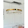 Widok rękawa Żyrandola Kryształowego Ring Złotego 80 cm Diamond. Ekspozycja w salonie od Primavera Home.