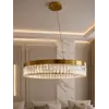 Montaż Żyrandola Kryształowego Ring Złotego 80 cm Diamond na suficie. Meble na zamówienie od Primavera Home.