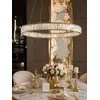 Perspektywa na Żyrandol Kryształowy Złoty Ring Nowoczesny CRYSTAL, ekskluzywne oświetlenie w przestronnym wnętrzu od Primavera Home.