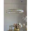 Widok z boku na Żyrandol Kryształowy Złoty Ring Nowoczesny CRYSTAL, podkreślający jego elegancję. Ekspozycja w salonie od Primavera Home.