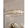 Widok z dołu na Żyrandol Kryształowy Złoty Ring Nowoczesny CRYSTAL, zachwycający detal w nowoczesnej przestrzeni. Meble na zamówienie od Primavera Home.
