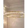 Żyrandol Kryształowy Złoty Ring Nowoczesny CRYSTAL w ujęciu z przodu. Oświetlenie na zamówienie od Primavera Home.
