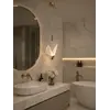 Żyrandol Motyl M Złoty w aranżacji showroomu, doskonale komponujący się z innymi elementami. Ekspozycja w salonie od Primavera Home.