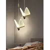 Żyrandol Motyl M Złoty umieszczony przy ścianie, dodający elegancji pomieszczeniu. Aranżacja nowoczesnego wnętrza od Primavera Home.