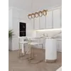 Zbliżenie na materiał lampy wiążącej wysoką jakość wykonania. Ekspozycja w salonie od Primavera Home.