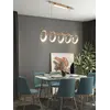 Lampa wisząca na tle eleganckich mebli w salonie. Ekspozycja w salonie od Primavera Home.