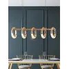 Lampa wisząca w nowoczesnym salonie, doskonale wpisująca się w wystrój. Mebel na zamówienie od Primavera Home.