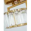 Lampa Sufitowa Kryształowa pojedynczy punkt świetlny DIAMOND XS , lampa glamour – Primavera Home z dalekiego planu, otoczona stylowymi meblami.