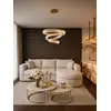 Widok z boku na aksamitny narożnik glamour półokrągły PARIS. Ekspozycja w salonie od Primavera Home.