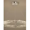 Z bliska pokazany Żyrandol Kryształowy Crystal Srebrny Glamour w przyciemnionej atmosferze. Aranżacja nowoczesnego wnętrza od Primavera Home.