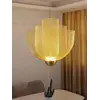 Lampa wisząca złota Florencja widziana z lateralnej perspektywy. Ekspozycja w salonie od Primavera Home.