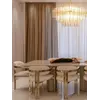 Designerskie Krzesło Romeo – Styl Włoski na tle innych mebli. Ekspozycja w salonie od Primavera Home.