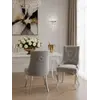 Krzesło w aranżacji nowoczesnego salonu, które dodaje klasy i stylu. Meble na zamówienie od Primavera Home.