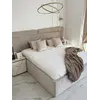 Perspektywa na Ekskluzywne Łóżko Serena – Tapicerowane z Designerskim Wezgłowiem, pokazująca jego stylowy design. Meble na zamówienie od Primavera Home.