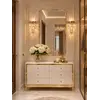 Kinkiet w aranżacji nowoczesnego salonu, idealny do eleganckich wnętrz. Propozycja od Primavera Home.