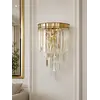 Widok z boku kinkietu, ukazujący jego elegancką linię. Element wystroju od Primavera Home.