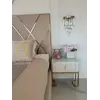 Odblaski światła na kryształach kinkietu, tworzące efektowną atmosferę. Lampa od Primavera Home.