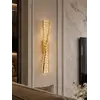 Kinkiet Kryształowy Złoty Podłużny Crystal w jasnym wnętrzu, rozświetlający przestrzeń. Ekspozycja w salonie od Primavera Home.