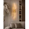 Kinkiet Kryształowy Złoty Podłużny Crystal w salonie z eleganckimi meblami. Ekspozycja w salonie od Primavera Home.