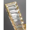 Kinkiet Kryształowy Złoty Podłużny Crystal w szerokiej perspektywie, ukazujący jego elegancję w całej okazałości. Aranżacja nowoczesnego wnętrza od Primavera Home.