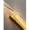 Detal i wykończenia Kinkietu Kryształowego Złotego Podłużnego Crystal, oddające jego wysoką jakość. Ekspozycja w salonie od Primavera Home.