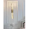 Kinkiet Kryształowy Złoty Podłużny Crystal w zestawie z lampą sufitową, tworząc spójną aranżację. Meble na zamówienie od Primavera Home.