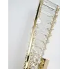 Widok Kinkietu Kryształowego Złotego Podłużnego Crystal od dołu, eksponujący jego wyrafinowany design. Ekspozycja w salonie od Primavera Home.